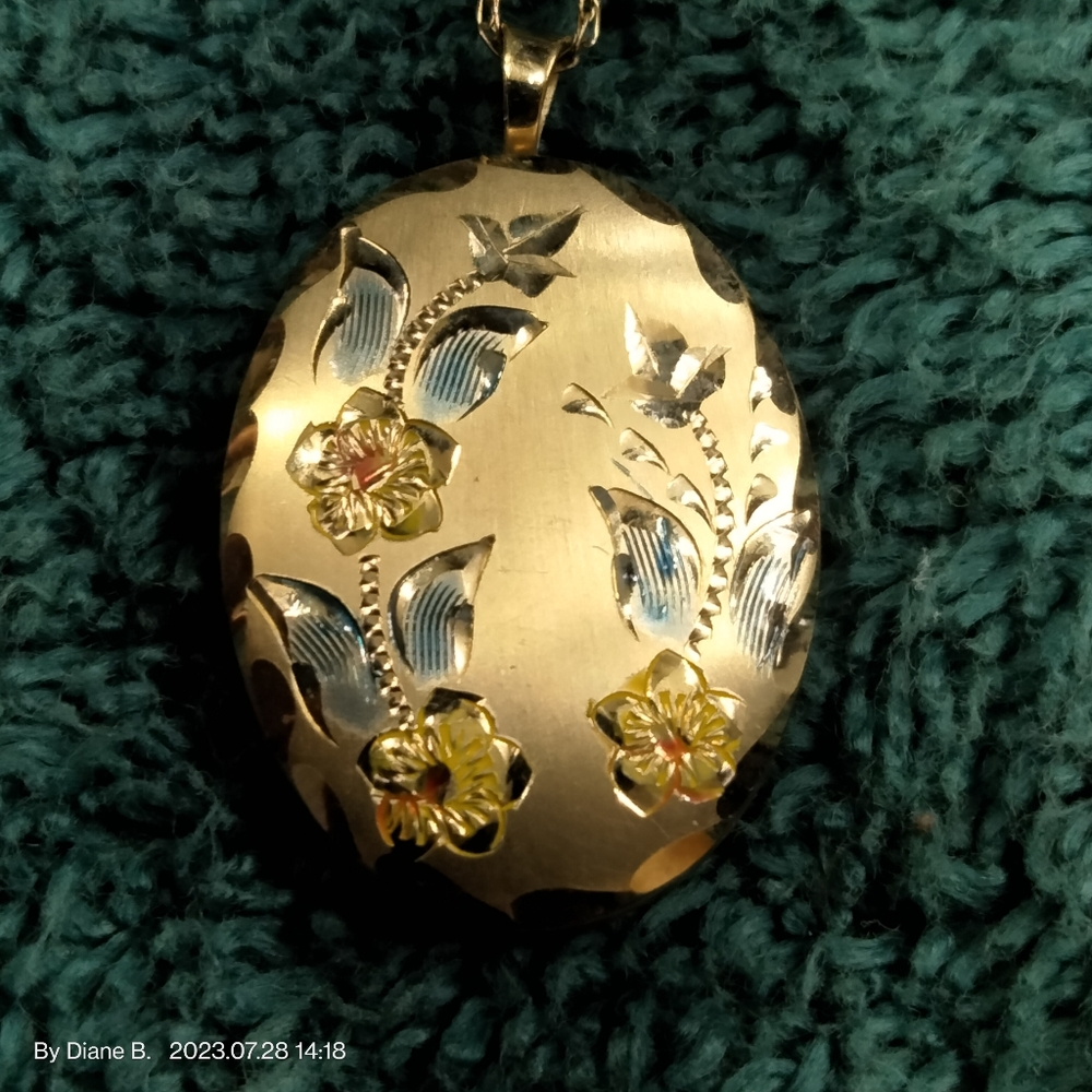 Vintage:1980s  14kgf PPC Yellow & Blue Etched Flowers Locket